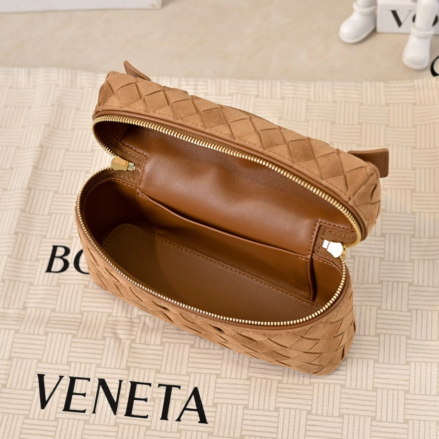 Batch 1360 #BV new Vanity Case suede cosmetic bag 🎈 is a super practical and stylish box cosmetic bag [Fireworks], using the brand's most classic cowhide weaving, with two-way zipper opening and closing, the overall style is retro and elegant, the top handle can be adjusted at will, the hand-held elegant temperament, cross-body casual and casual, unlocking various concave shape scenes 🎬 Model: 9109 Size: 22x12.5x5
